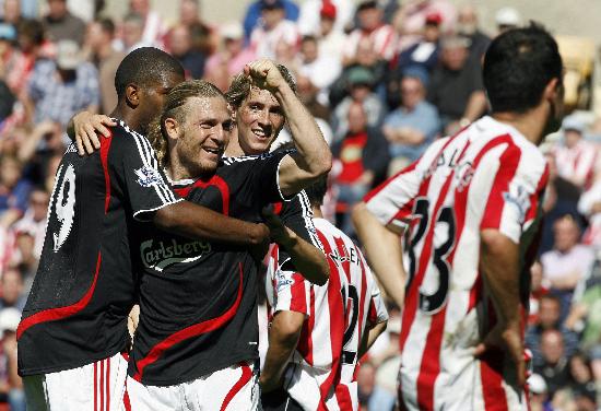 球迷怒喷后蹇韬回应：输球又怎么样？随后被韦世豪、甘超拦下（被球迷怒喷后，蹇韬回怼：输球怎么了？随即被韦世豪、甘超拉住）