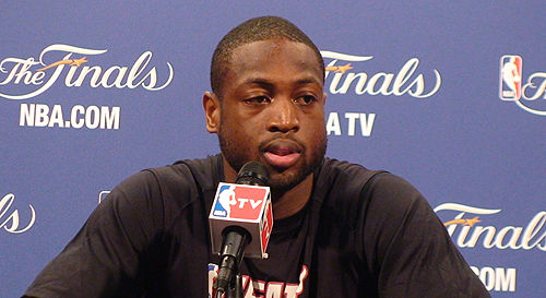 詹姆斯关键上篮助球队锁胜（詹姆斯关键上篮定胜负）