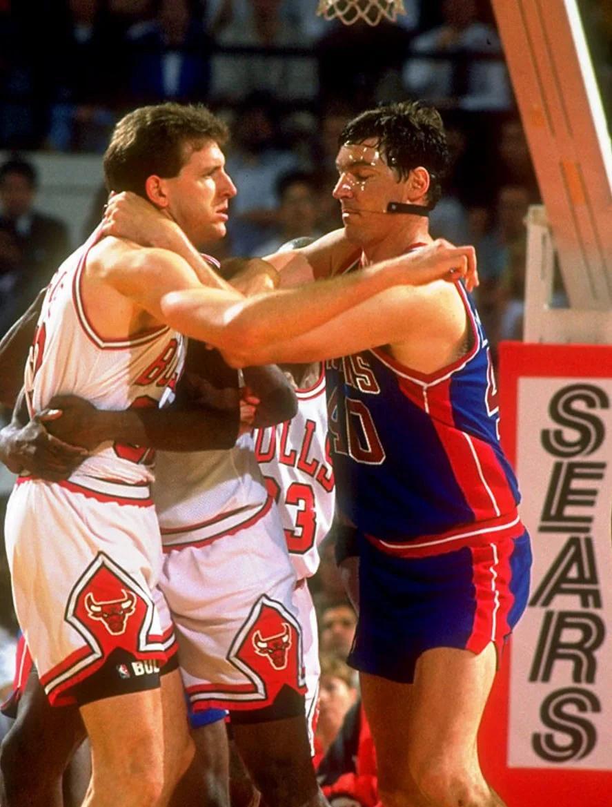 官方：本轮港超联赛延期进行，中国香港各代表队将臂缠黑纱出战（官方通报：港超本轮推迟，中国香港各代表队将佩戴黑纱参赛）