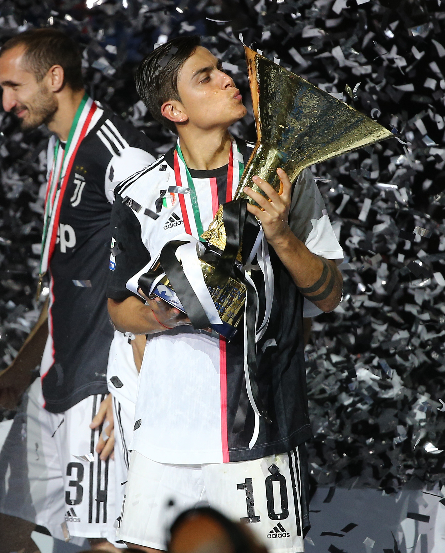 马德里城市的团体治疗：皇家马德里的困境与希望（马德里的集体疗愈：皇马的困局与曙光）