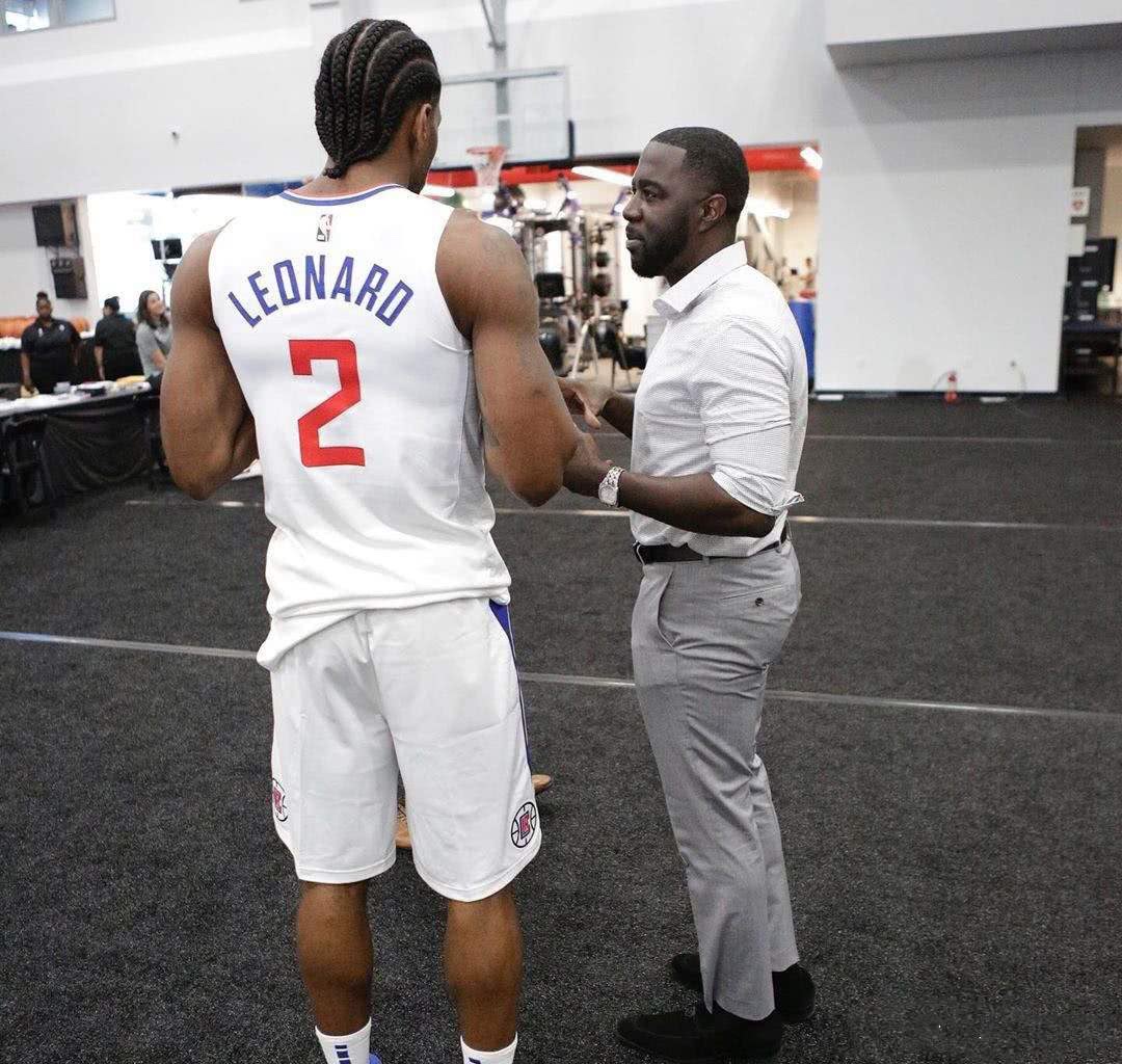 官方：本轮港超联赛延期进行，中国香港各代表队将臂缠黑纱出战（官方通报：港超本轮推迟，中国香港各代表队将佩戴黑纱参赛）